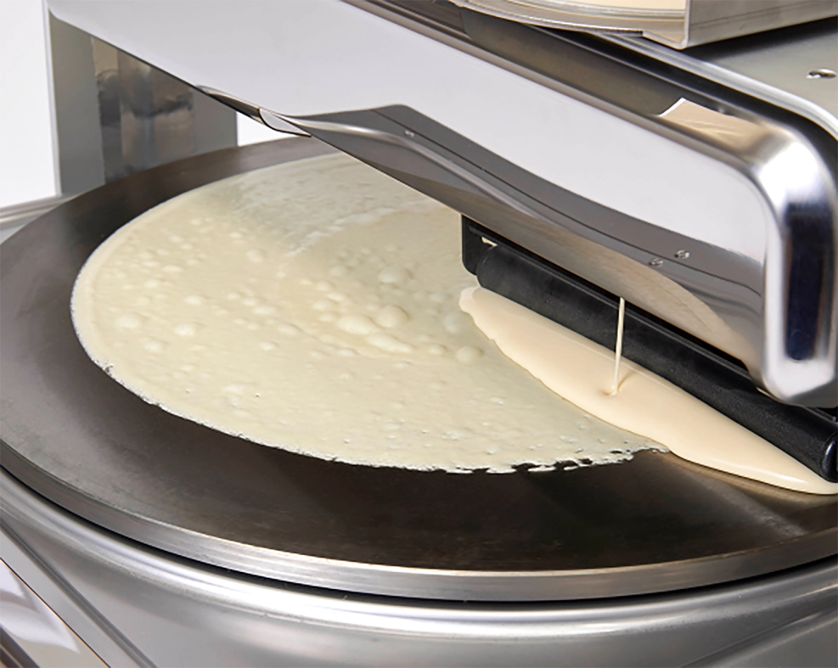 自動で生地焼きを開始します。厚みや焼き加減も調整可能です。